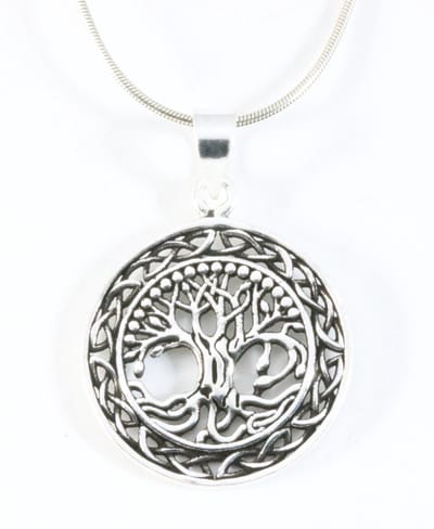 Ronde opengewerkte zilveren hanger met levensboom aan ketting