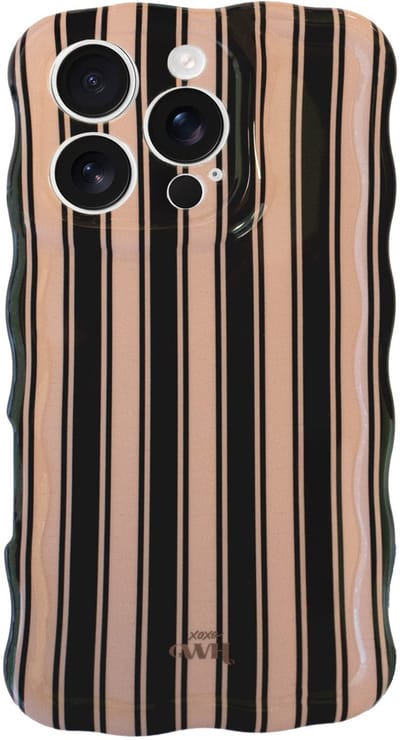 xoxo Wildhearts Glossy Wavy Case Cozy Affair (Black) telefoonhoesje - Geschikt voor iPhone 16 Pro Max - Golvend hoesje - Glimmende silicone case met golven - Vlekbestendig - Hoesje met streepjes patroon - Beige / Zwart