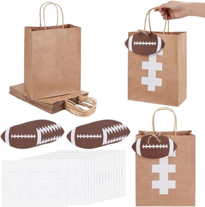 16 Sets Doe-Het-Zelf Voetbalgeschenkzakken van Kraftpapier met Handgrepen voor Sportthemafeesten, Inclusief Rugbykaarten en Zelfklevende Stickers, 20,8 x 11 cm