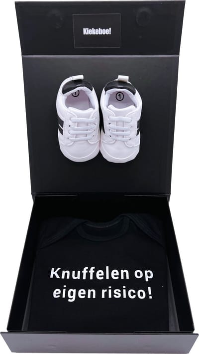 Kraamcadeau met romper en baby sneakers in magneetdoos - kan ook rechtstreeks als cadeau worden gestuurd