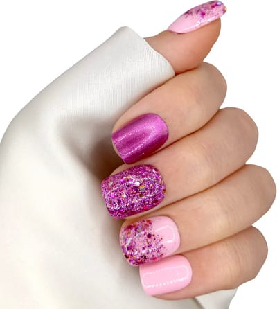 SD Press on Nails - No. 74 Pink Magic - Plaknagels met nagellijm - Korte Rechte Nageltips - Roze Glitter - Set 20 Handgemaakte Nagels - Gellak - Nepnagels - Kunstnagels - Gellak- Nagellak - Nagelset - Accessoires Kerst en Feestdagen