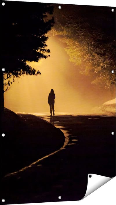 Gards Tuinposter Persoon op een Donkere Weg in het Bos - 80x120 cm - Tuindoek - Tuindecoratie - Wanddecoratie buiten - Tuinschilderij