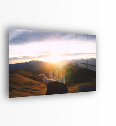Indoorart - Glasschilderij hand naar zonsondergang 60x40 CM - Afbeelding op plexiglas - Inclusief montagemateriaal