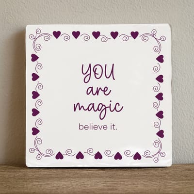 You Are Magic Inspirerende Keramische Tegel – Motiverende Quote Wanddecoratie met Hartjesrand – 15 x 15 cm