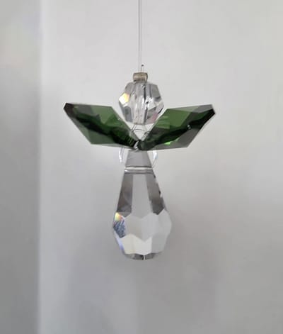 Beschermengel Raamhanger groen, gemaakt met o.a. swarovski kristal, raamdecoratie, raamkristal, fengshui, crystal, kersthanger, kerst ornament, kerst, cadeau, geluksengel, beschermengel, engel, engeltje, autohanger, kerstpakket