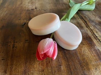 Deodorant Bar met lichte bloemengeur 80 gram Puur Natuur!! van OmAnne Prijs inclusief verzending!! Eindelijk een vaste deodorant die 100 %biologisch is en waar je maandenlang voldoende aan hebt!