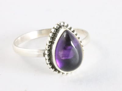 Bewerkte zilveren ring met amethist - maat 18.5