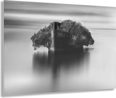 Indoorart - Glasschilderij verlaten boot 60x40 CM - Afbeelding op plexiglas - Inclusief montagemateriaal