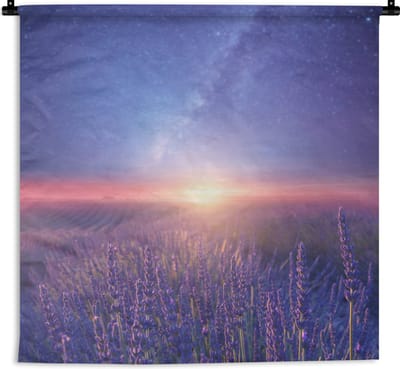 Wandkleed Bloemenweide - Lavendelveld onder de Melkweg Wandkleed katoen 120x120 cm - Wandtapijt met foto