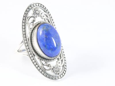 Langwerpige opengewerkte zilveren ring met lapis lazuli - maat 18
