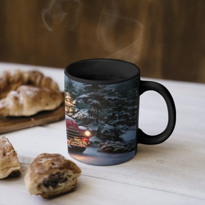 Magische Mok - Foto op Warmte Mokken - Koffiemok - Kersttruck - Sneeuwbos - Rood - Magic Mok - Beker - 350 ML - Theemok