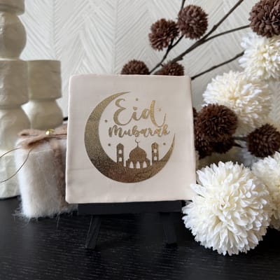Hartjespost | Tegeltje Eid Mubarak, mat wit, goud | tegeltjes met tekst | spreuktegel | tegeltjeswijsheden | Cadeau | Ramadan | Eid Decoratie | Eid Mubarak Versiering | Suikerfeest | Eid al-Fitr | Islamitische | Bayramınız mübarek olsun | 10x10