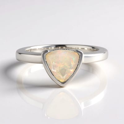 Cavill - 925 Sterling Zilver ring met 0,58 ct Welo-opaal triljant - Platina plating - Moderne elegante damesring met unieke Ethiopische edelsteen