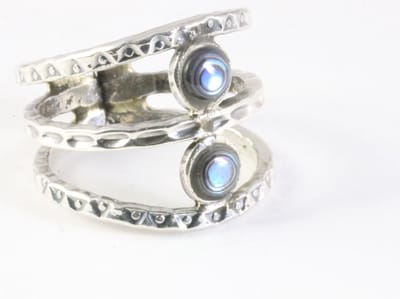 Brede opengewerkte zilveren ring met abalone schelp - maat 18