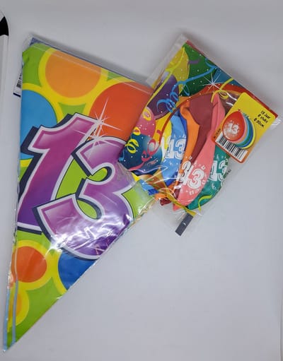 versierpakket 13 jaar vlaggenlijn en ballonnen voor vrolijke verjaardag