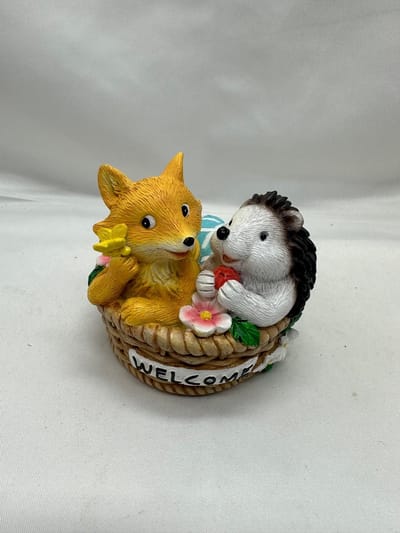 Decoratief beeld "dieren in mand + welcome" - Vos+Egel - meerkleurig - hoogte 8 cm x 9 x 7 cm - polyresin - Woonaccessoires - Decoratieve beelden - Tuinaccessoires