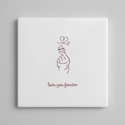Love You Forever – Minimalistische Hand Met Hart Keramische Tegel 15 × 15 cm | Romantische Lijntekening Woondecoratie Cadeau