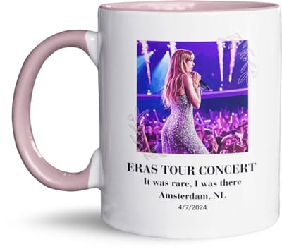 NietMokken.nl - Keramische mok met Eras Tour Amsterdam concert ontwerp - Perfect voor Taylor Swift fans - Aan beide zijden bedrukt - Vaatwasser- en magnetronbestendig - Ideaal cadeau voor Swifties om je concertmoment te herbeleven! - 4 juli versie