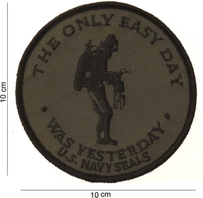 Embleem stof The only easy day groen