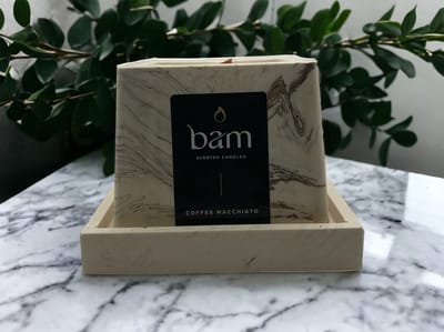 BAM kaarsen - Coffee Macchiato geurkaars van zonnebloemwas – beige gemarmerd vierkant potje met houten wiek - cadeautip - vegan