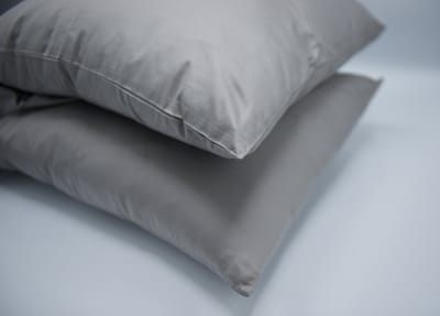 Luxe Satijnzachte Katoenen Kussenslopen – 100% Katoen met Zijdezachte Glans – Ademend & Hypoallergeen – Set van 2 – (Afmetingen: 40x80 cm, Zilvergrijs)