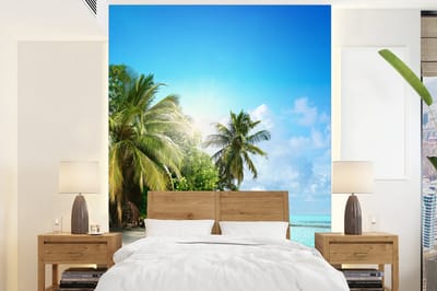 Behang - Fotobehang Zee - Palmboom - Strand - Tropisch - Blauw - Groen - Breedte 160 cm x hoogte 220 cm