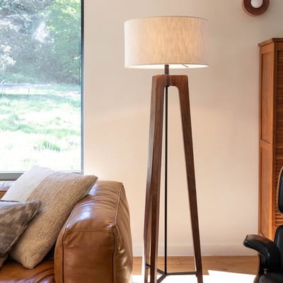 Atmooz Corbier Vloerlamp – H153 cm – stijlvolle lampadaire Japandi design – exclusief lichtbron – houten driepoot met zachte witte bouclé lampenkap – elegante blikvanger voor zithoek of leeshoek – modern landelijk design – bruin en wit