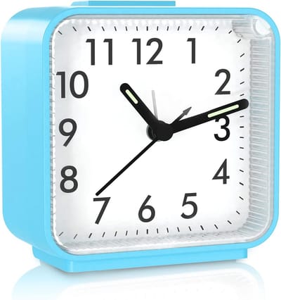 Analoge wekker, stil, werkt op batterijen, stil, zonder tikken, reiswekker met herhaling en licht, eenvoudige instelling voor ouderen (stroomvoorziening via 1 AA-batterij), blauw