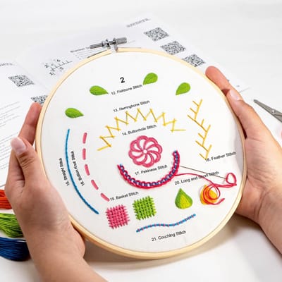 Famanu - Borduurpakket voor beginners met 33 steken, garen, hoepel en 4 stoffen – set AZA100