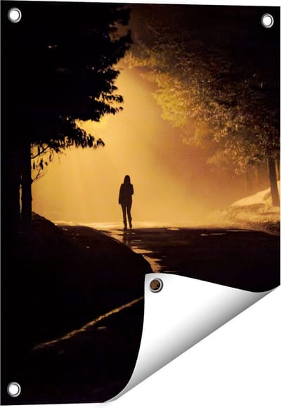Gards Tuinposter Persoon op een Donkere Weg in het Bos - 40x50 cm - Tuindoek - Tuindecoratie - Wanddecoratie buiten - Tuinschilderij
