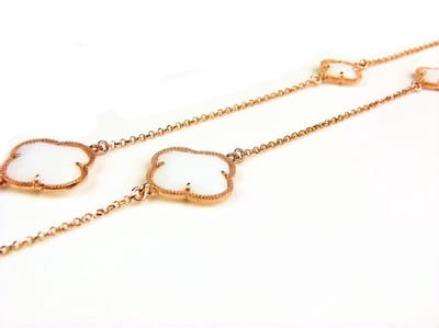 model Fiori gesloten klavers collier in zilver roze verguld  witte klavers