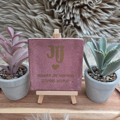 Robuust wenstegeltje "Jij Maakt de Wereld Zoveel Leuker" - Hip trendy tegeltje – Cadeau voor Nieuwe Woning, Housewarming of Gezinscadeau – Sfeervol en Persoonlijk - Vriend(in) – Trendy nu – Decoratief Tegeltje met Standaard – Cadeau Idee