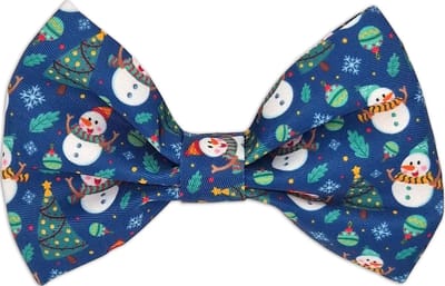 Kerst Hondenstrik - Feestelijke Vlinderdas / Strikje Hond - Blauw - Winter - Kerstboom - Sneeuwman - Winter Wiggling - Paw My God! - Maat M
