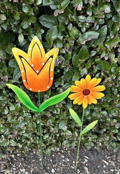 Metalen deco tuinstekers "bloemen" - Set van 2 stuks - meerkleurig oranje - hoogte 60 x 17 x 1 cm + 52 x 11 x 1 cm - Tuinaccessoires - Tuindecoratie – Tuinstekers