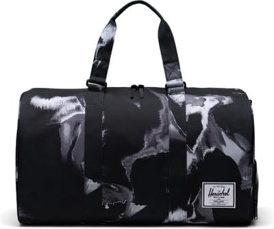 Novel - Dye Wash Black / Klassieke duffle/weekendtas/sportas/handbagage / 42L opbergvolume / verstevigde handvaten, incl. schouderband / praktisch schoenencompartiment / Beperkte Levenslange Garantie / Zwart & print