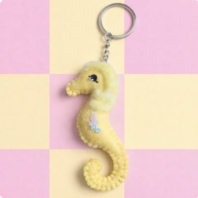 Luna-Leena duurzaam zeepaardje sleutelhanger - geel - tas bedel - vilt wol - L10cm + hanger - handgemaakt in Nepal - seahorse keychain - bag charm - sea animal keychain - cadeau