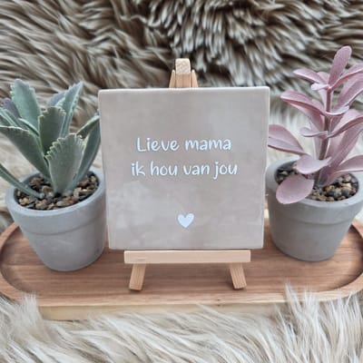 Robuust wenstegeltje – Lieve mama ik hou van jou – Hip trendy tegeltje – 10x10 cm – Cadeau voor mama,moeder,bonusmoeder – Stijlvol en Persoonlijk Woonaccessoire - Zomaar - Deco – Trendy nu – Decoratief Tegeltje met Standaard – Cadeau Idee