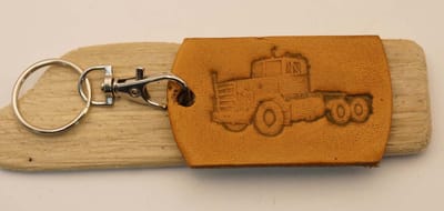 Leren sleutelhanger vrachtwagen in de kleur beige - trucker sleutelhanger - leather keyring truck - beige leren sleutelhanger - vrachtwagen chauffeur sleutelhanger - dames, heren sleutelhangers - leuke cadeau voor trucker