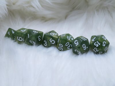 Polyset Dice | Dobbelstenen - Set Van 7 Stuks - Groen Glitters Wit Transparant| Voor D&D en Andere Rollenspellen | Plastic Dobbelstenen Set voor Dungeons and Dragons | Polyhedral Dice Set | Met Mooie Zwarte Velvet Dice Bag voor Ongeveer 3 Sets