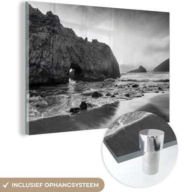 MuchoWow® Glasschilderij 30x20 cm - Schilderij acrylglas - Pfeiffer Beach bij de Big Sur in Amerika - zwart wit - Foto op glas - Schilderijen
