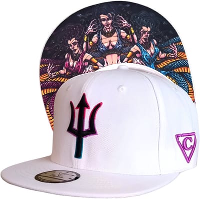 Capiche® Snapback Pet – Gorgon Zussen – Wit – Drietand Logo – Verstelbaar met Druksluiting – Pet Mannen – Oude Griekse Mythologie Pet – Gorgon Sisters