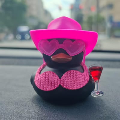 Een Schattige Dashboarddecoratie in de Vorm van een Eend, Met Een Fuchsia Denim Hoedje, Stijlvolle Es, en Een Wijn - Een Gepersonaliseerd Autoaccessoire pink