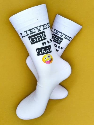 Liever gek dan saai - Verjaardags cadeau - Lekker genieten - leven Verliefd - Hou van je - vrolijke sokken - valentijns - grappige sokken - Leuke sokken- Tekst sokken - Witte sokken - Goedkope kado - leuke dames en heren sokken - moederdag - vaderdag