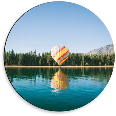 Dibond Wandcirkel - Luchtballon boven het Water - 30x30cm Foto op Aluminium Wandcirkel (met ophangsysteem)