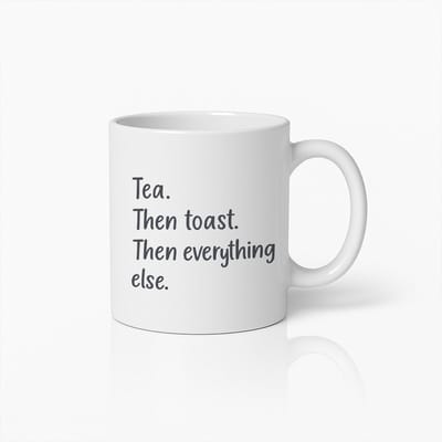 Thee en Toast Koffiemok 330ml – Grappige Quote Beker “Thee. Dan Toast. Dan Alles Anders.” – Cadeau voor Theeliefhebbers & Ontbijtfans
