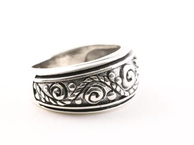 Fijn bewerkte zilveren ring - maat 16