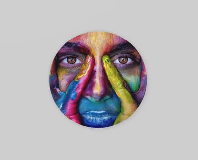 Rond Schilderij - Vrouw Gezicht - Kleurrijke Wanddecoratie - Muurcirkel op Dibond - 40 cm