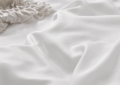 KOALA HUG Hoeslaken 100% Tencel lyocell satijn, sneeuw wit 200x210x30 – Temperatuurregulerend | Ventilerend & Absorberend | Anti-allergie & Hypoallergeen | Frisruikend | Zacht voor huid & haar | 100% Plantaardig | Plasticvrij