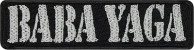 Patch Baba Yaga - Opstrijkbare patch - Textiel decoreren - Geborduurd design - 7.5 cm breed - Zwart