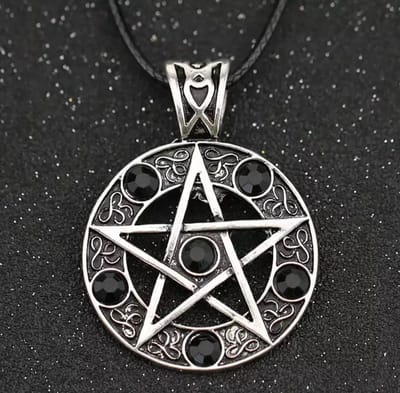 Akyol - Pentagram Ketting | Pentagram sieraden - gothic sieraden -pentakel ketting zwart | Gift | Cadeau-ketting voor vriend - valentijn cadeau-Ster ketting met steentje-kerst cadeau -kerst cadeau ketting – Pentagram ingelegd hao stenen hanger | Mo